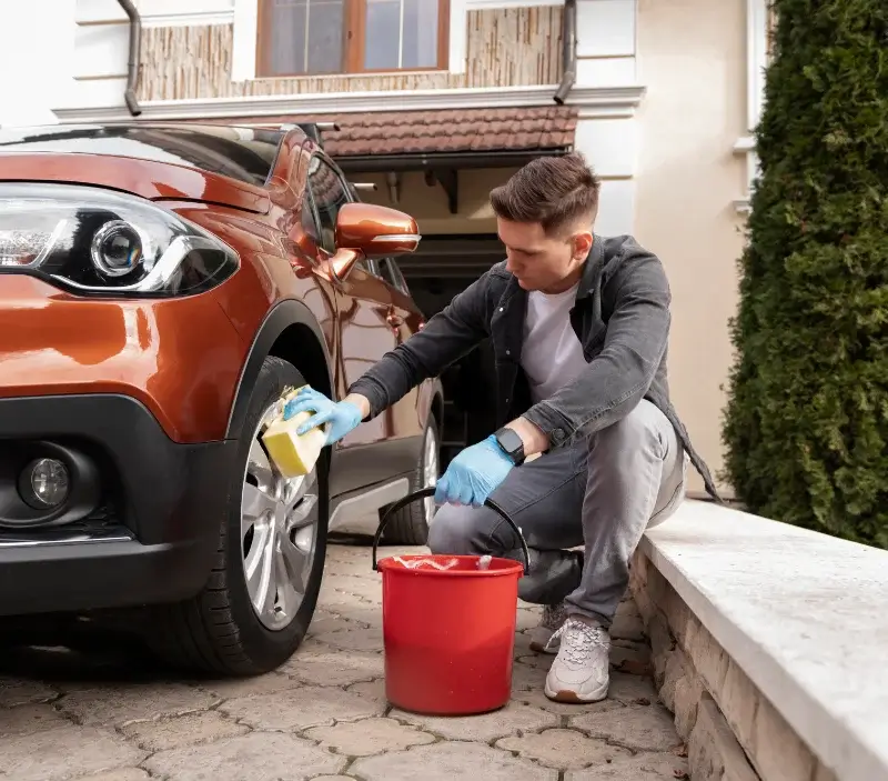 Lavage auto à domicile Grammond : professionnel intervenant sur un véhicule